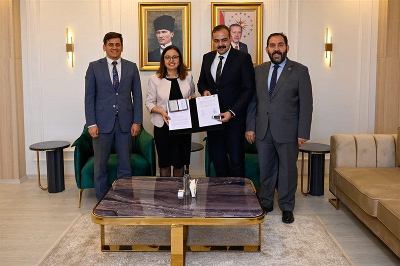 YALOVA’DA ÇEVRE TEMİZLİĞİNE DEV ADIM: ARMUTLU’YA HİBE KATI ATIK TOPLAMA ARACI TESLİM EDİLDİ