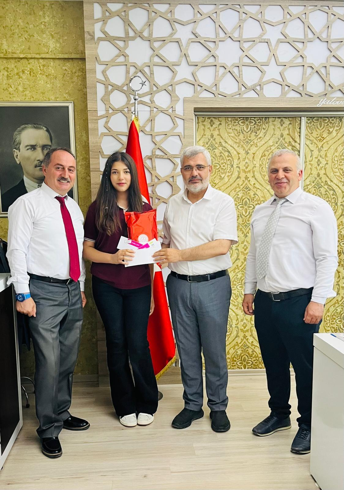 Yalovalı Öğrenciden Türkiye Birinciliği Gururu "Oku-Yorum, Yazı-Yorum" Projesinde Büyük Başarı