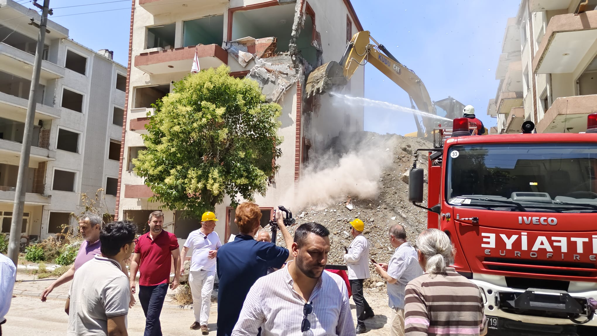 YALOVA’DA KENTSEL DÖNÜŞÜMDE ÖNEMLİ ADIM: HARBİŞ BLOKLARINDA YIKIM BAŞLADI