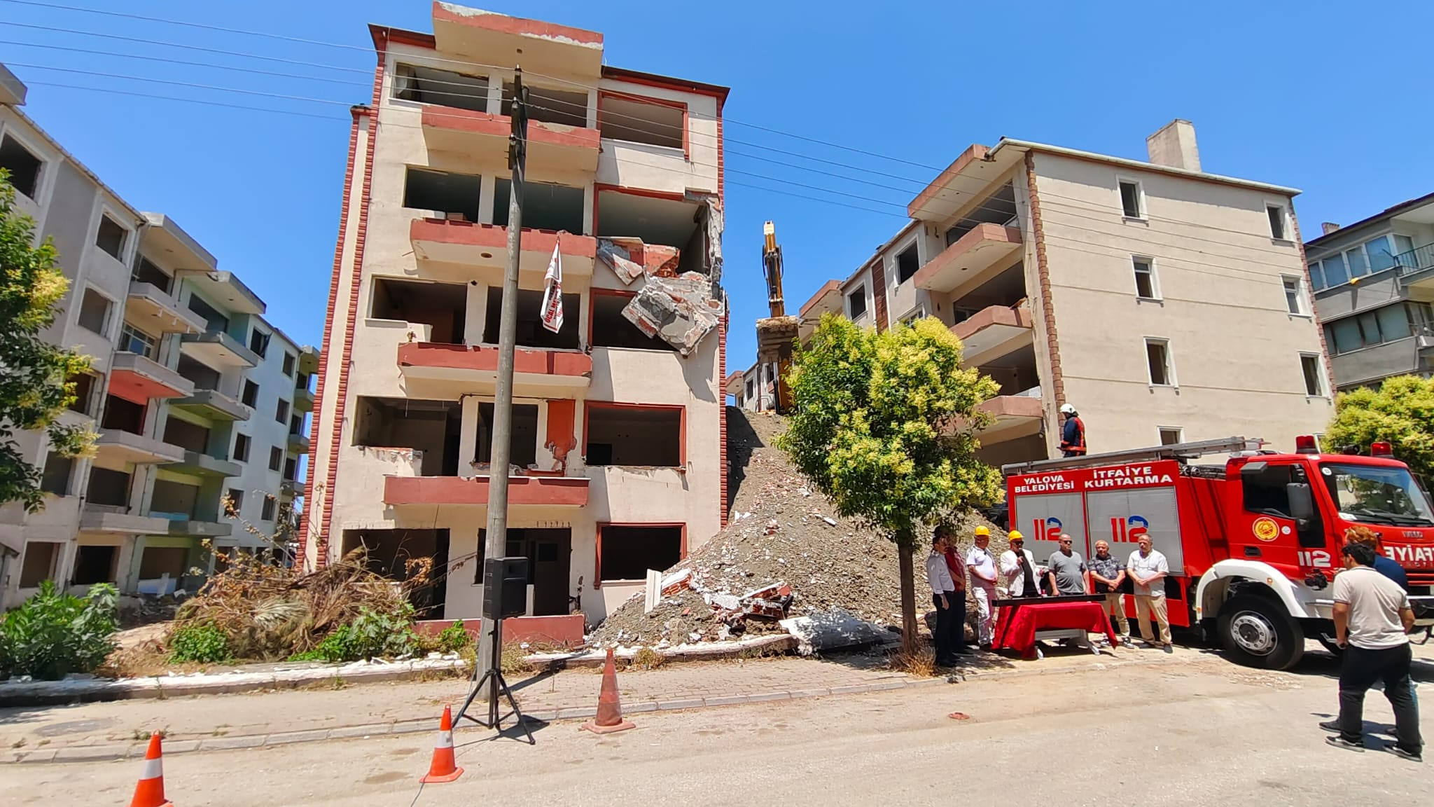 YALOVA’DA KENTSEL DÖNÜŞÜMDE ÖNEMLİ ADIM: HARBİŞ BLOKLARINDA YIKIM BAŞLADI