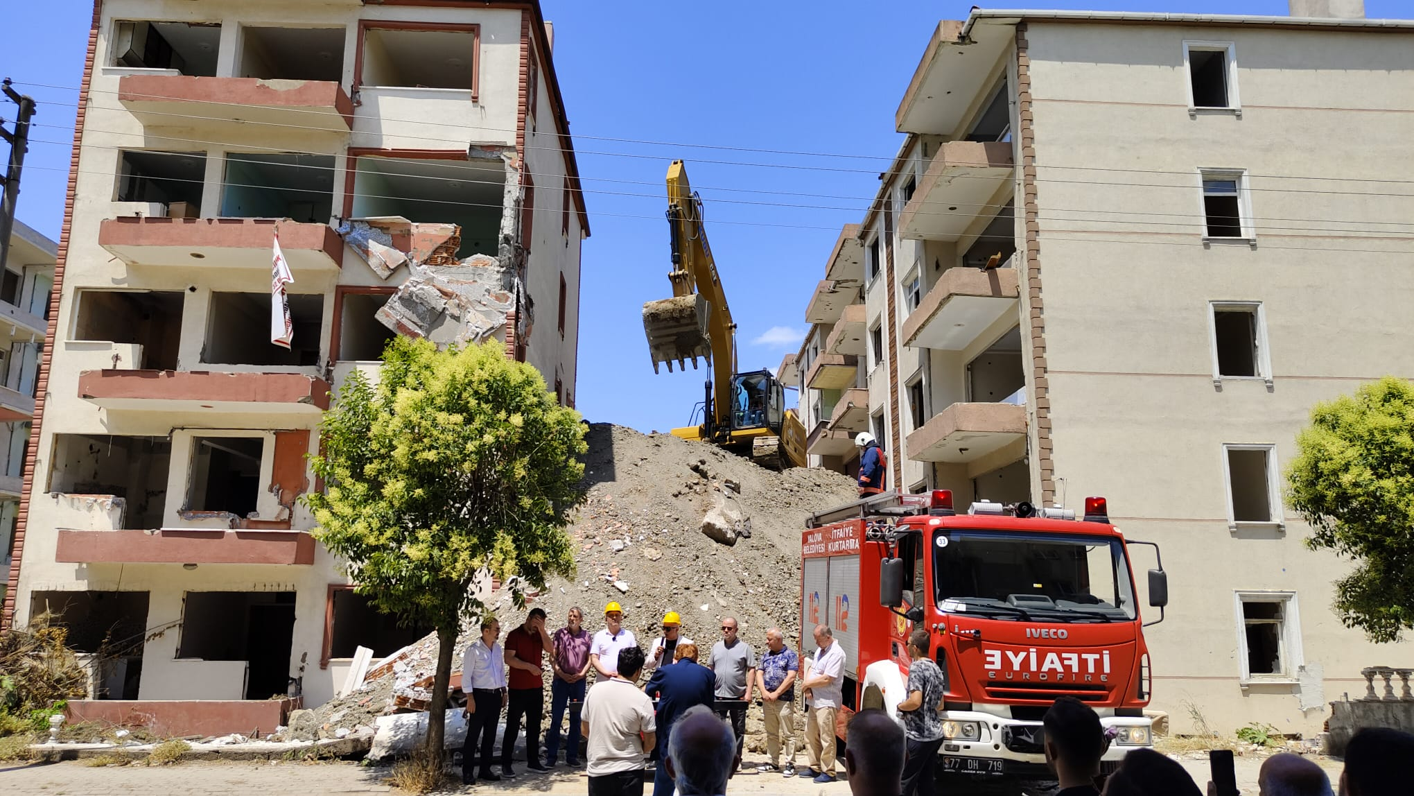 YALOVA’DA KENTSEL DÖNÜŞÜMDE ÖNEMLİ ADIM: HARBİŞ BLOKLARINDA YIKIM BAŞLADI
