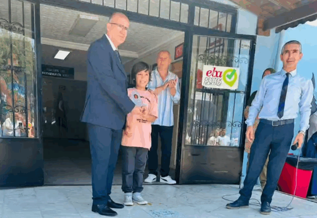 Çınar Enes Karataş'a Karne ve Plaket Takdimiyle Unutulmaz Bir Karne Günü