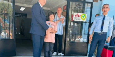 Çınar Enes Karataş'a Karne ve Plaket Takdimiyle Unutulmaz Bir Karne Günü 1 Çınar Enes Karataş'a Karne ve Plaket Takdimiyle Unutulmaz Bir Karne Günü