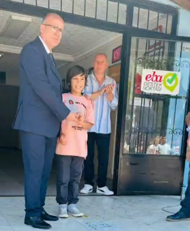 Çınar Enes Karataş'a Karne ve Plaket Takdimiyle Unutulmaz Bir Karne Günü