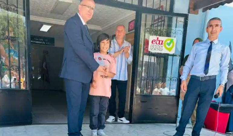 Çınar Enes Karataş'a Karne ve Plaket Takdimiyle Unutulmaz Bir Karne Günü
