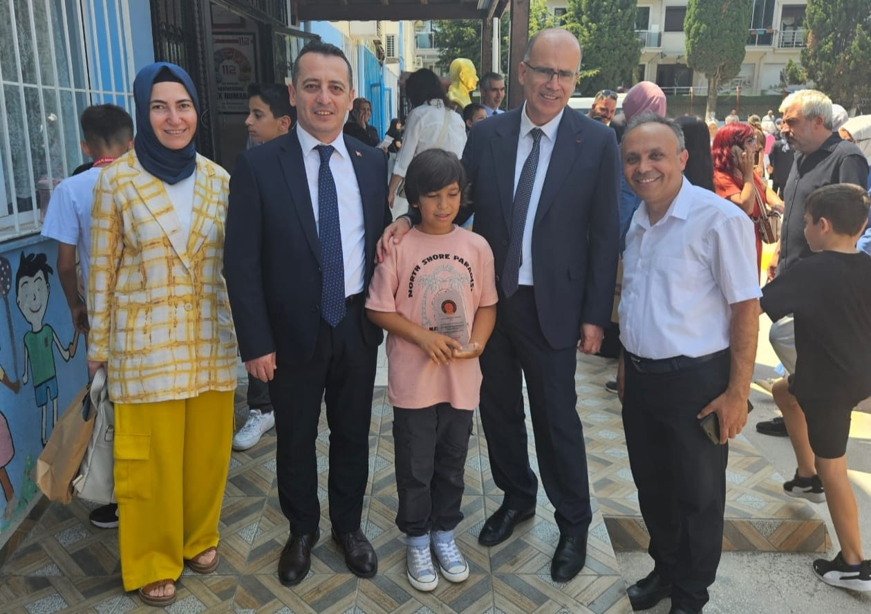 Çınar Enes Karataş'a Karne ve Plaket Takdimiyle Unutulmaz Bir Karne Günü