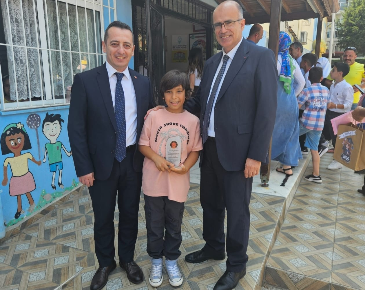 Çınar Enes Karataş'a Karne ve Plaket Takdimiyle Unutulmaz Bir Karne Günü