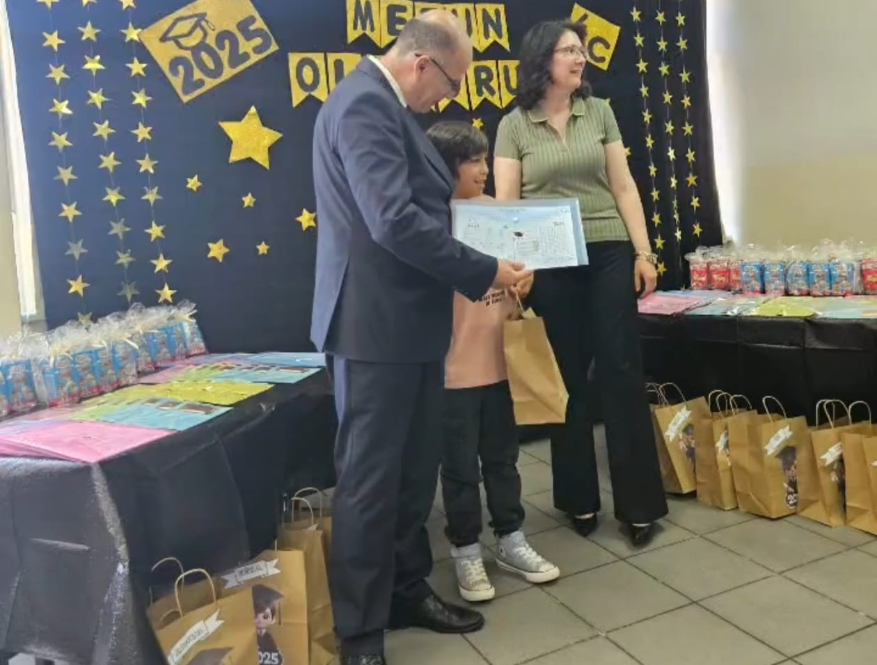 Çınar Enes Karataş'a Karne ve Plaket Takdimiyle Unutulmaz Bir Karne Günü