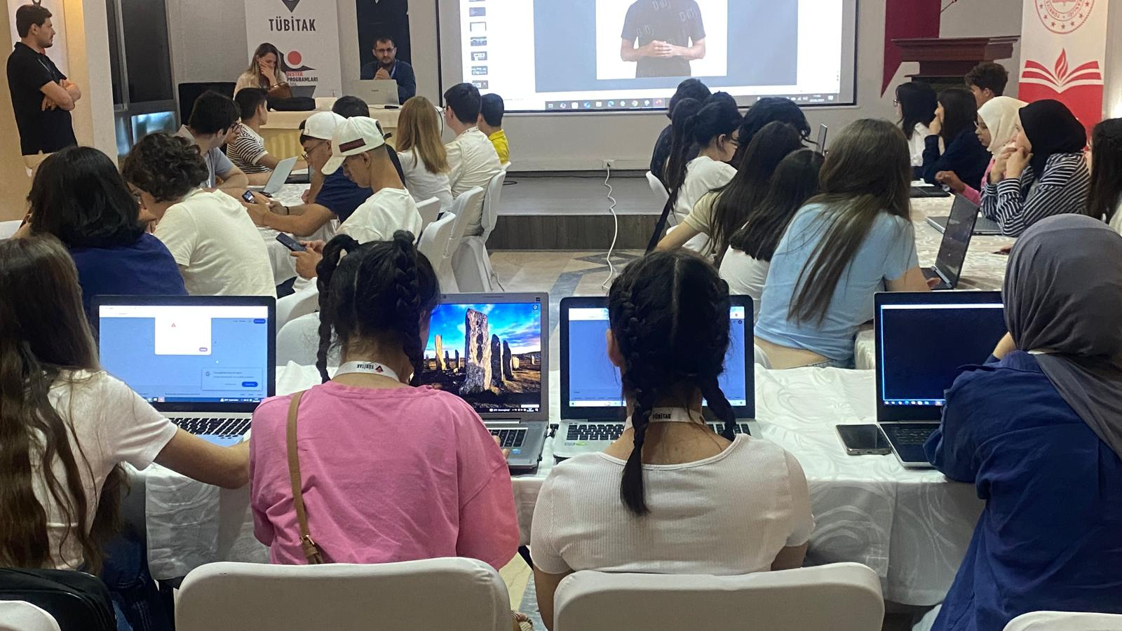 Yalova’da Öğrencilere Yapay Zekâ ve Yeşil Teknoloji Eğitimi