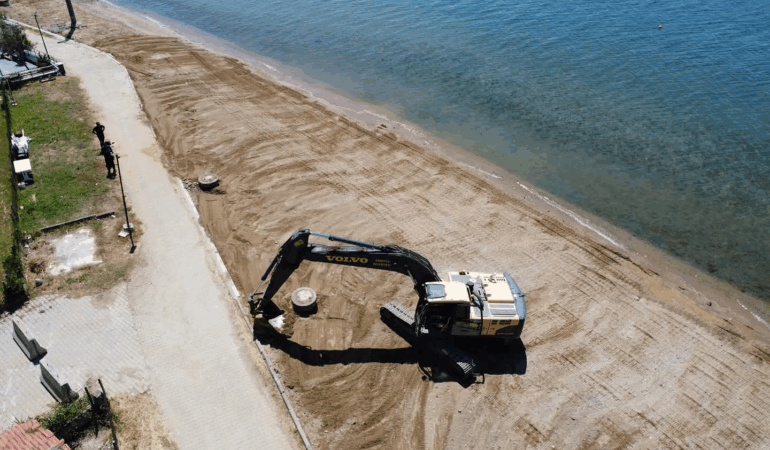 Armutlu Belediyesi Tavşantepe Sahilinde Temizlik ve Düzenleme Çalışmalarına Başladı