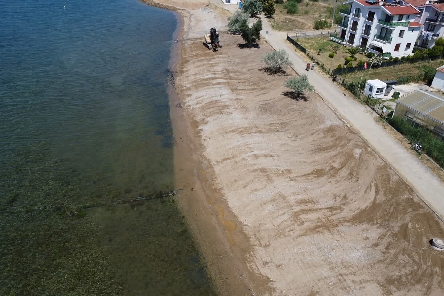 Armutlu Belediyesi Tavşantepe Sahilinde Temizlik ve Düzenleme Çalışmalarına Başladı