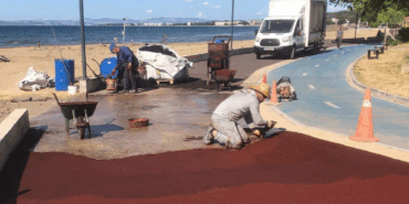 Çiftlikköy Sahil Yürüyüş Yolu Yenileniyor: Tartan Pistte Bakım Çalışmaları Sona Yaklaştı