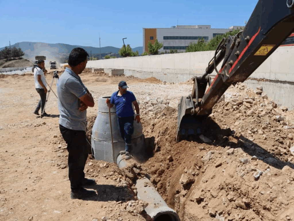 YALOVA’DA YAĞMUR SUYU HATTI ÇALIŞMALARI SÜRÜYOR