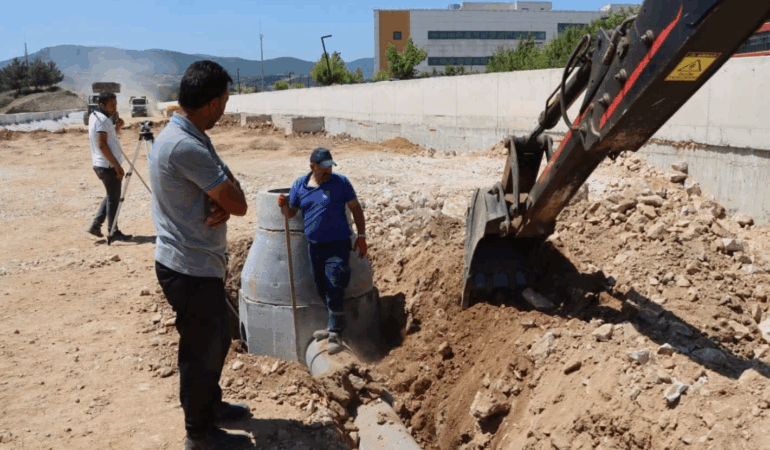 YALOVA’DA YAĞMUR SUYU HATTI ÇALIŞMALARI SÜRÜYOR