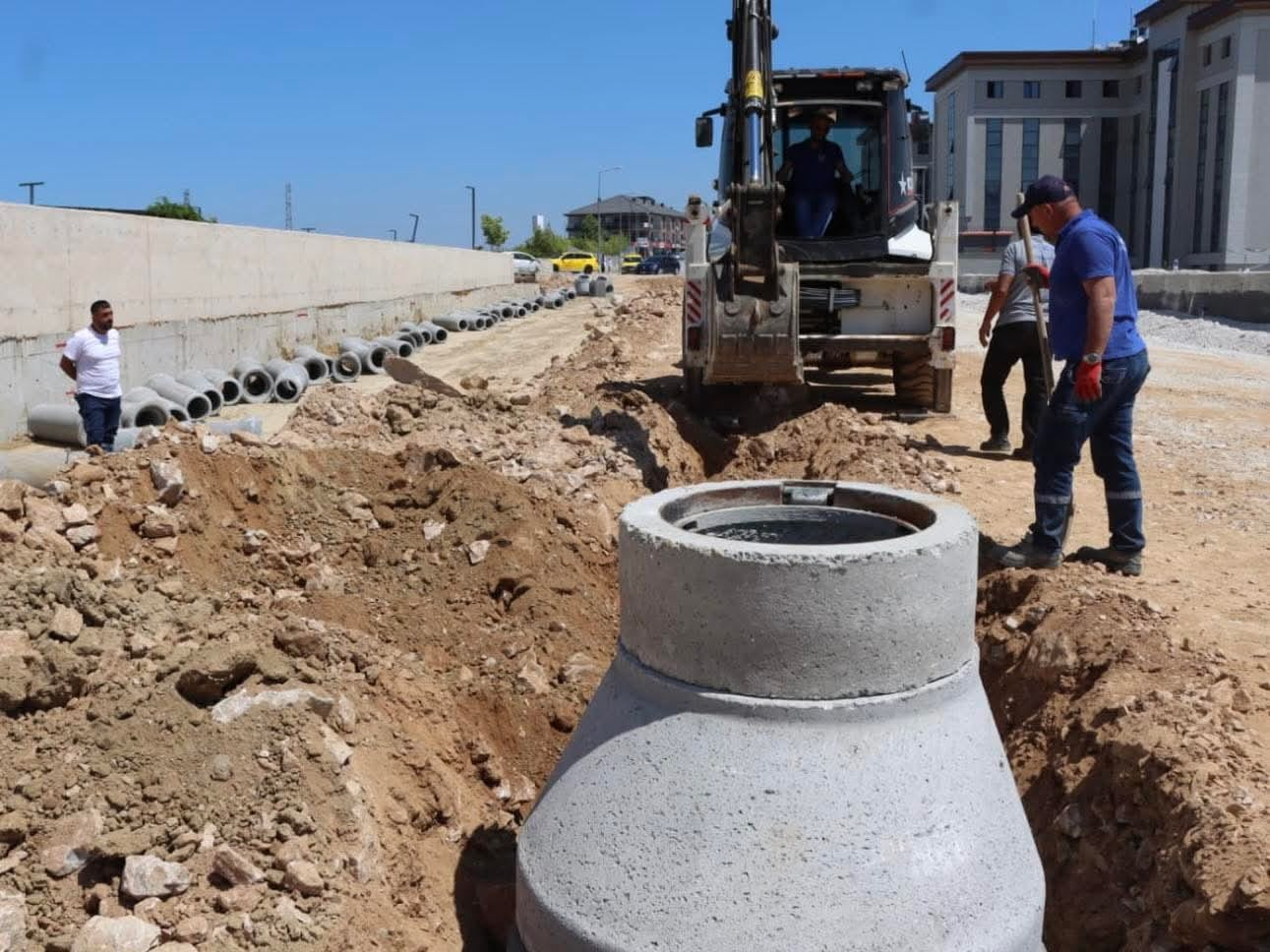 YALOVA’DA YAĞMUR SUYU HATTI ÇALIŞMALARI SÜRÜYOR
