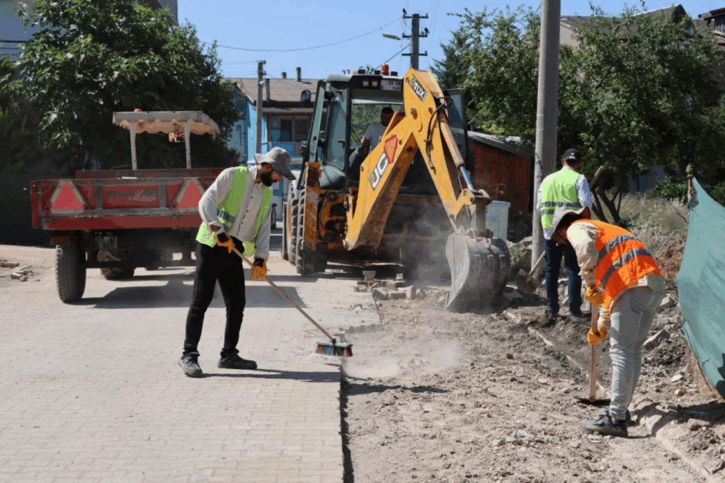 YALOVA’DA PARKE TAMİRATLARI SÜRÜYOR