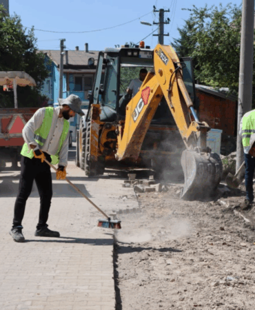 YALOVA’DA PARKE TAMİRATLARI SÜRÜYOR