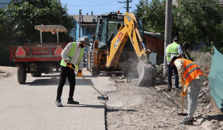 YALOVA’DA PARKE TAMİRATLARI SÜRÜYOR