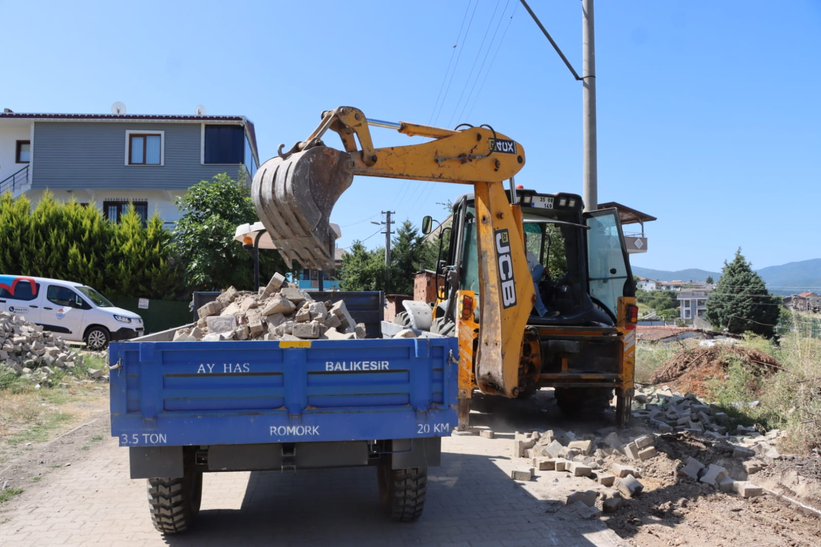 YALOVA’DA PARKE TAMİRATLARI SÜRÜYOR
