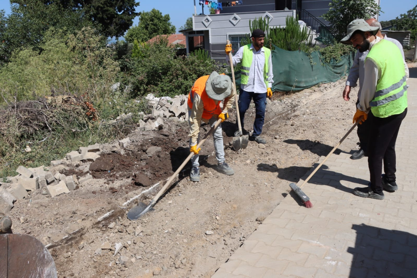 YALOVA’DA PARKE TAMİRATLARI SÜRÜYOR