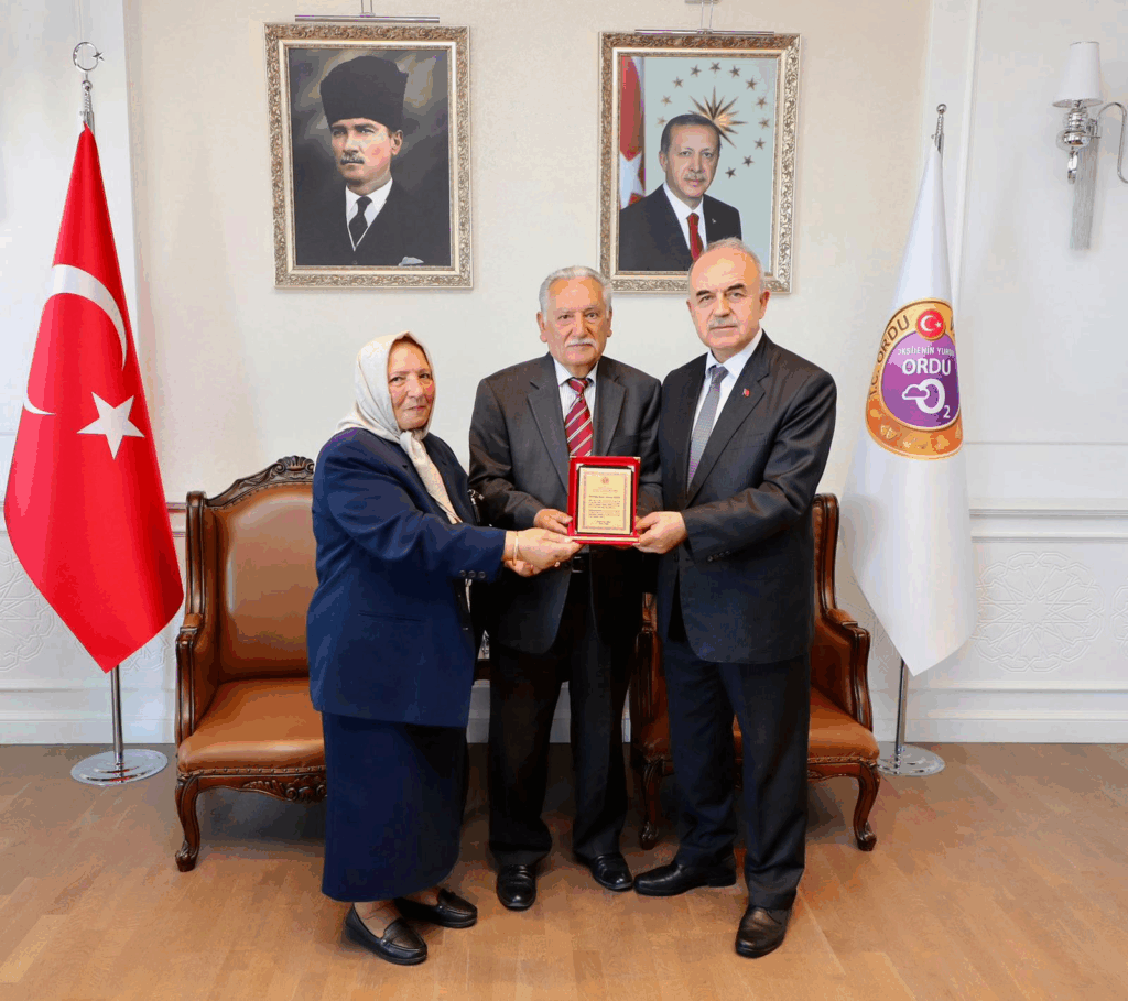 Tarkan Deniz’den Anlamlı Bağış: Ailesi Adına 600 Kitap Kütüphaneye Kazandırıldı