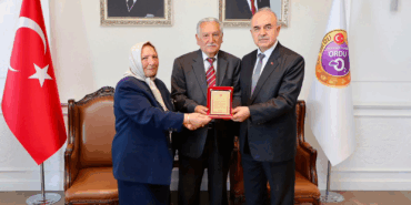 Tarkan Deniz’den Anlamlı Bağış: Ailesi Adına 600 Kitap Kütüphaneye Kazandırıldı