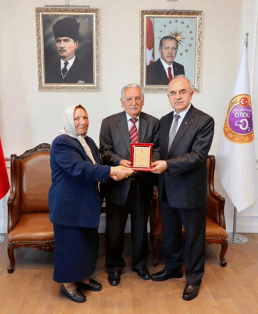 Tarkan Deniz’den Anlamlı Bağış: Ailesi Adına 600 Kitap Kütüphaneye Kazandırıldı