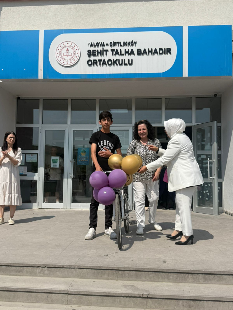 Yalova’da “Orman Benim” Projesine Katılan Öğrencilere Anlamlı Ödül: Çevre Duyarlılığıyla Öne Çıkan Ezgi’ye Bisiklet Hediye Edildi