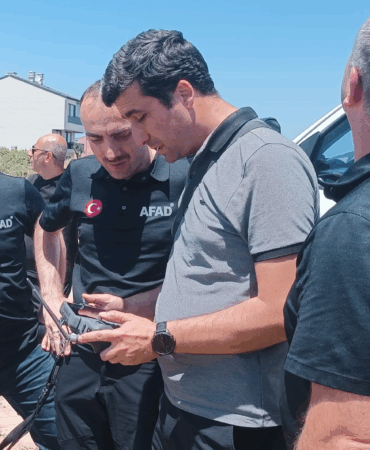 ARTVİN AFAD EKİBİNDEN ÇİFTLİKKÖY’E ZİYARET: OLASI AFETLERE KARŞI HAZIRLIK DEĞERLENDİRİLDİ