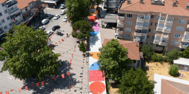 ÇİFTLİKKÖY’DE SOKAKLAR RENKLENİYOR: ÇOCUKLARA GÜVENLİ OYUN ALANI, YAYALARA NEFES ALANI