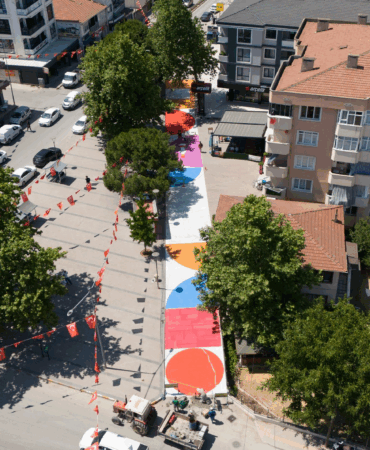 ÇİFTLİKKÖY’DE SOKAKLAR RENKLENİYOR: ÇOCUKLARA GÜVENLİ OYUN ALANI, YAYALARA NEFES ALANI