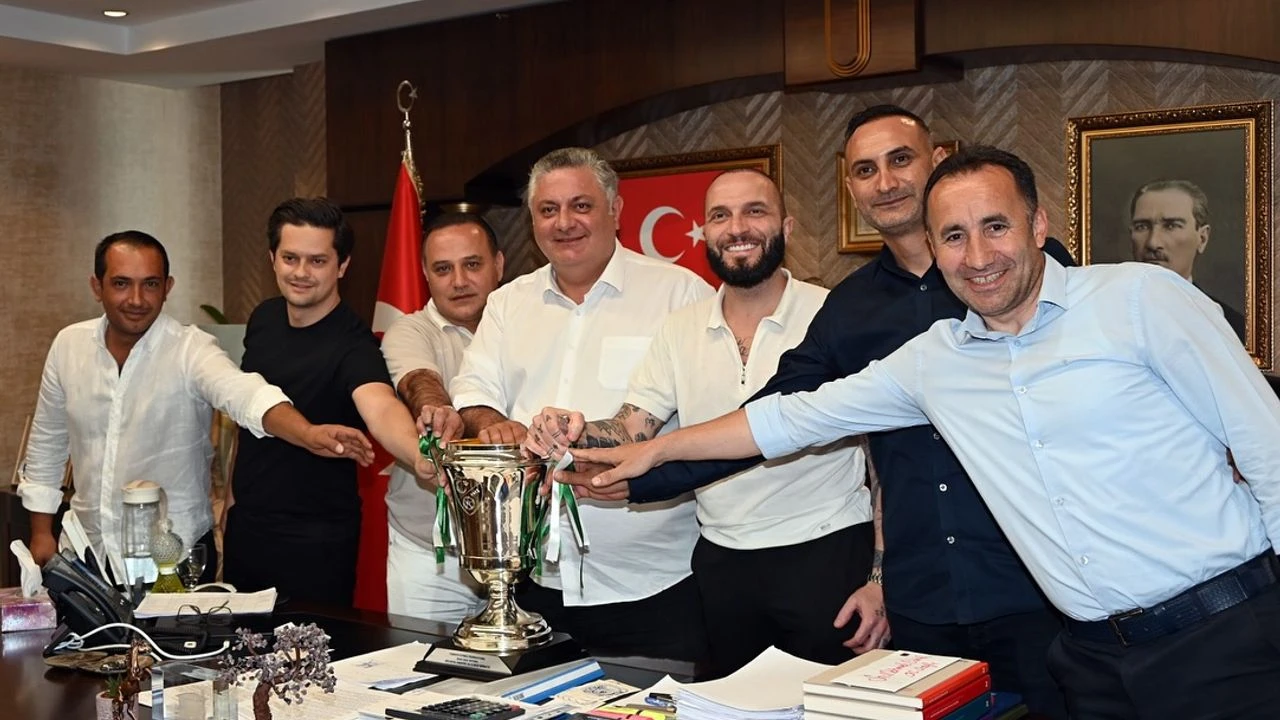 Yeşil Yalova FK’ya Başkan Gürel’den Tebrik Ziyareti