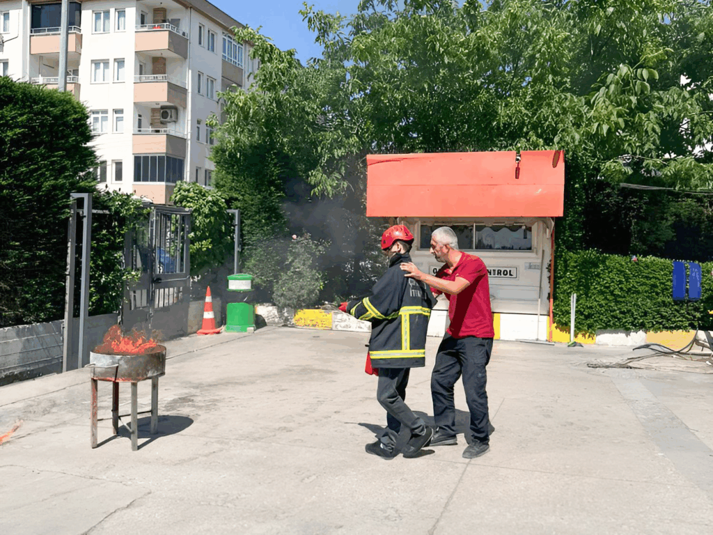 Çiftlikköy İtfaiyesi’nden AVM Personeline Yangın Güvenliği Eğitimi