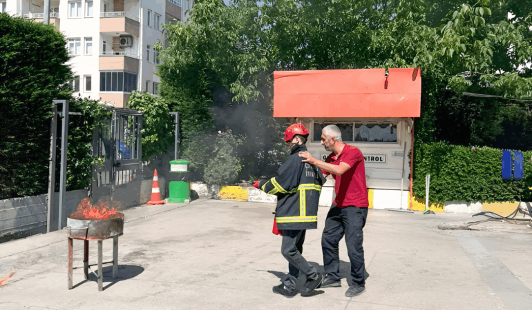 Çiftlikköy İtfaiyesi’nden AVM Personeline Yangın Güvenliği Eğitimi
