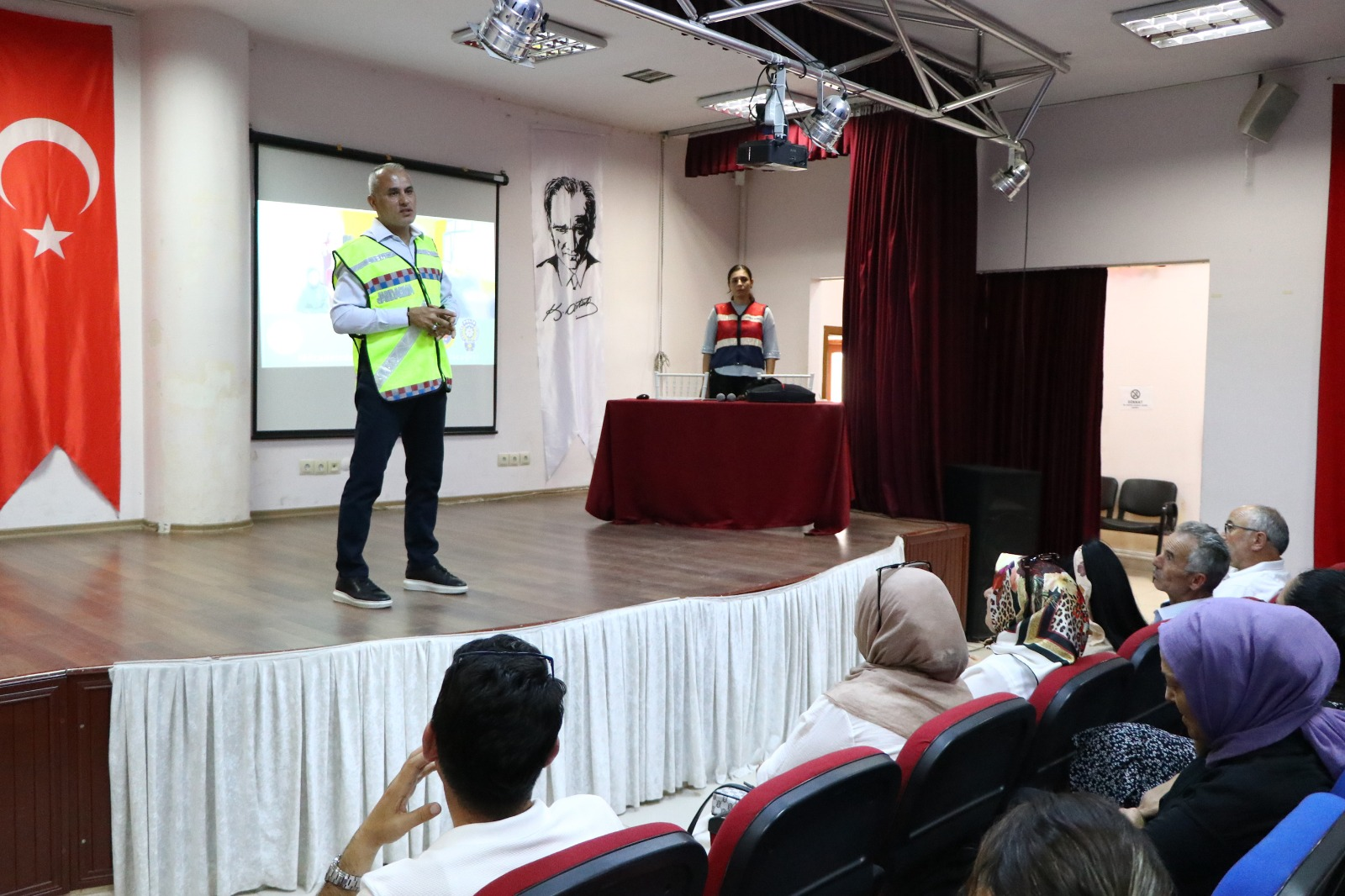 Çiftlikköy’de Kadına Şiddet ve Uyuşturucuyla Mücadele Semineri Düzenlendi