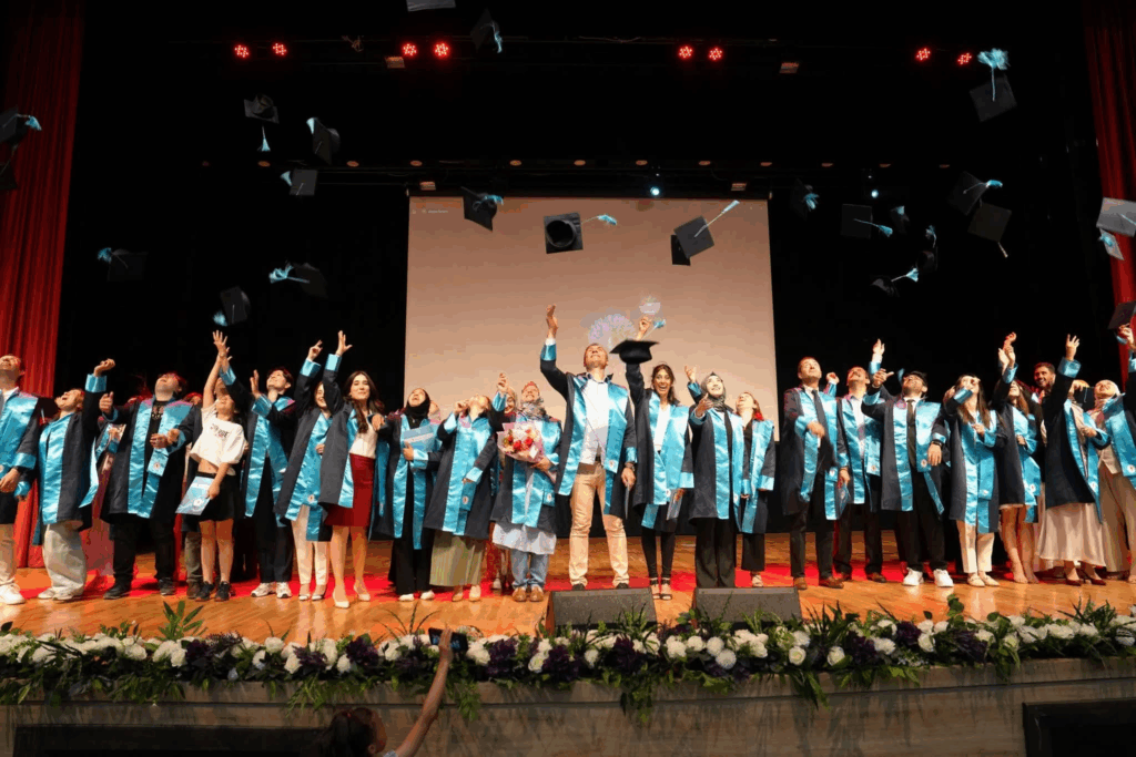Yalova Üniversitesi'nde Lisansüstü Mezuniyet Coşkusu