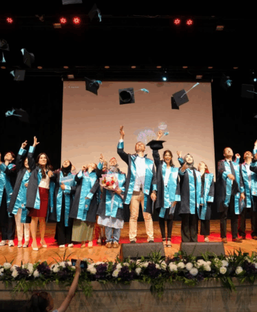 Yalova Üniversitesi'nde Lisansüstü Mezuniyet Coşkusu
