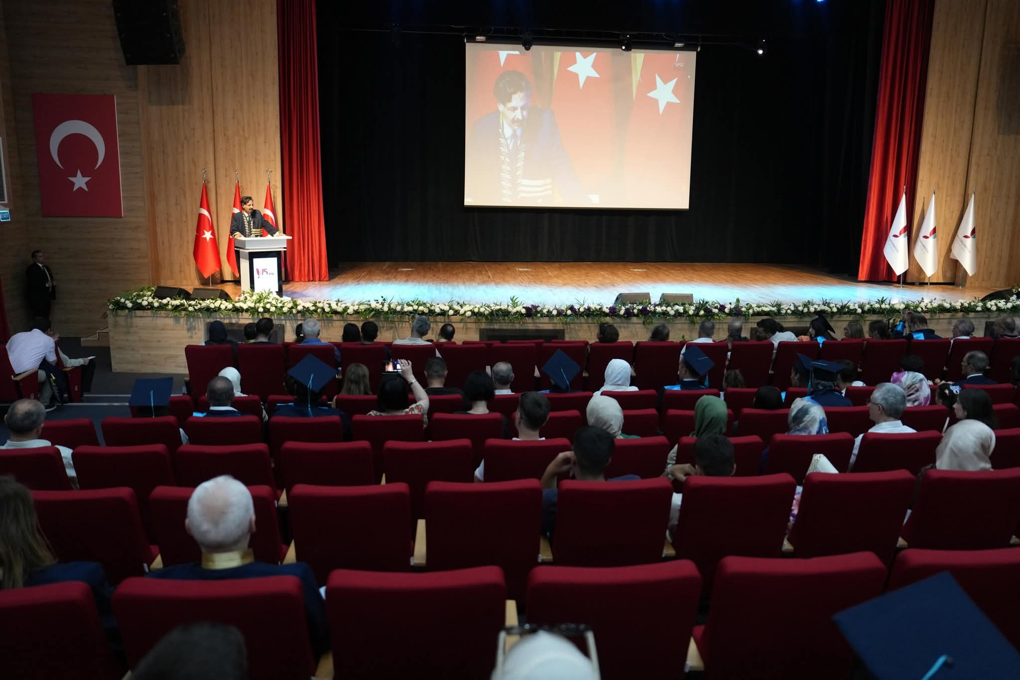 Yalova Üniversitesi'nde Lisansüstü Mezuniyet Coşkusu