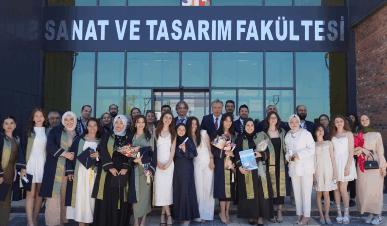 Yalova Üniversitesi Sanat ve Tasarım Fakültesi’nde Mezuniyet Coşkusu