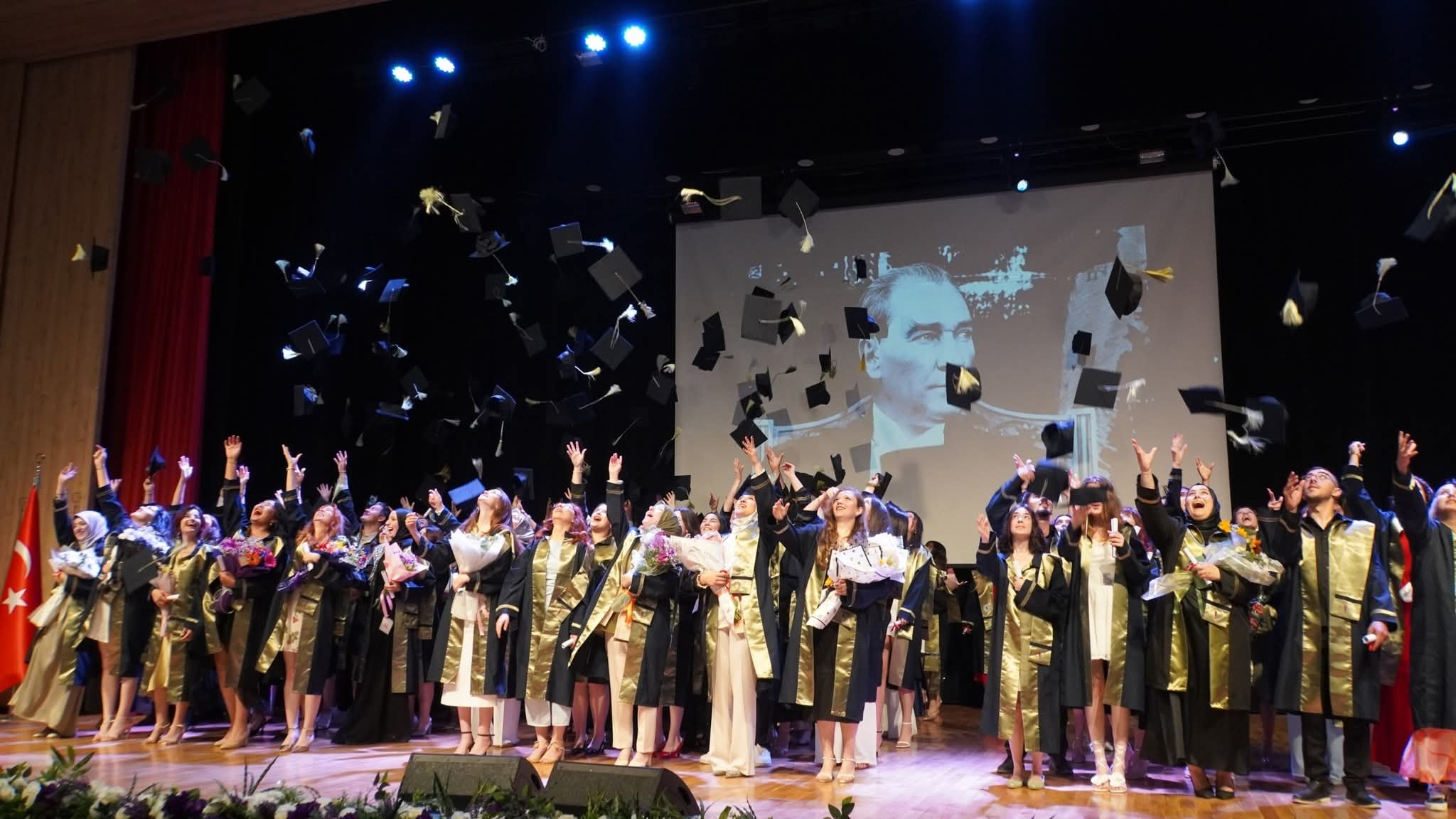 Yalova Üniversitesi Sanat ve Tasarım Fakültesi’nde Mezuniyet Coşkusu