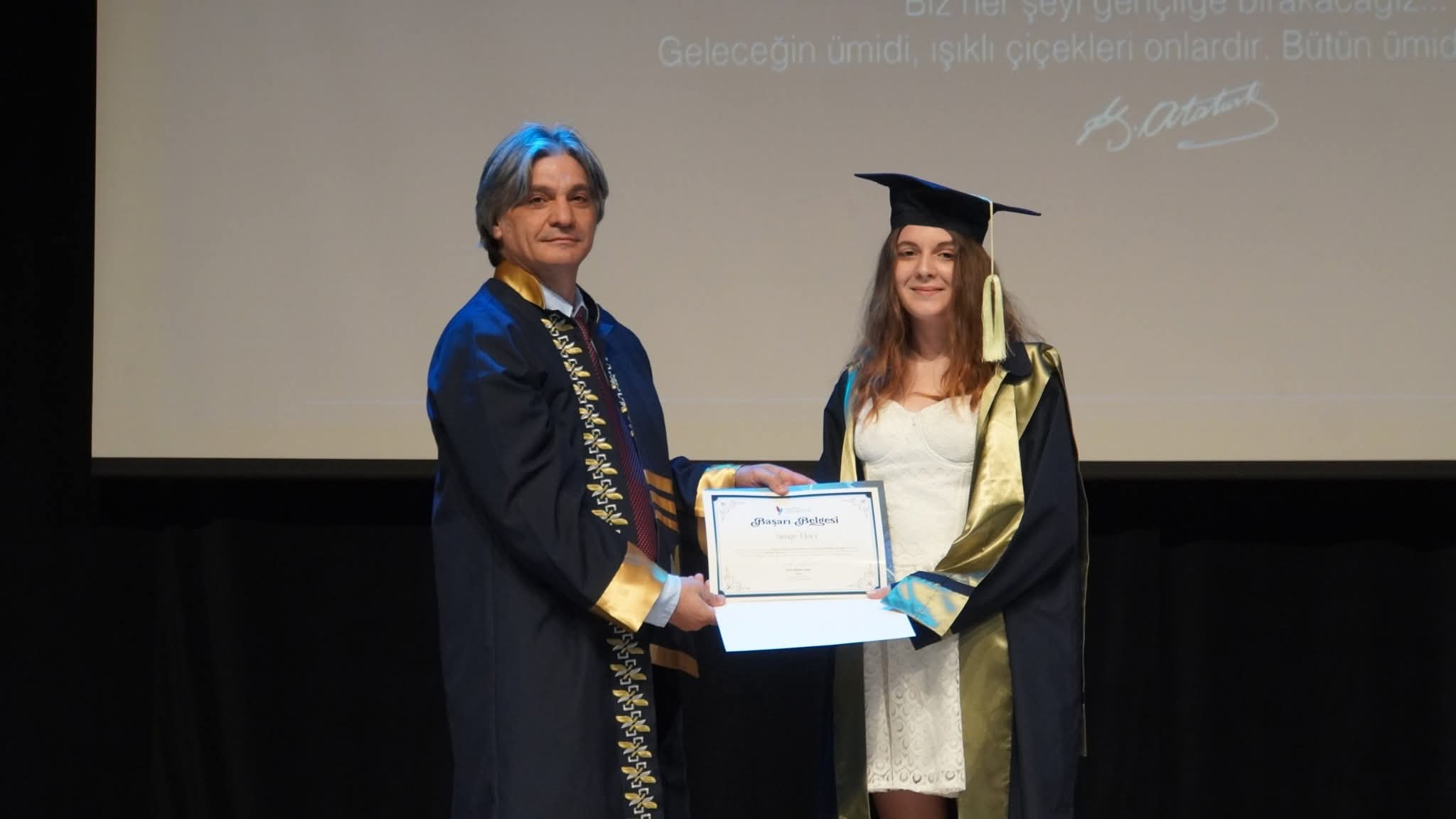 Yalova Üniversitesi Sanat ve Tasarım Fakültesi’nde Mezuniyet Coşkusu
