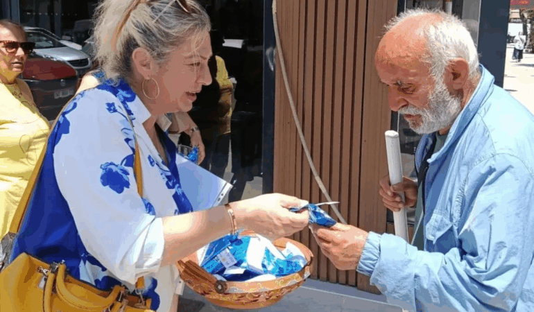 İYİ Parti Yalova Teşkilatı’ndan “Umut Kurabiyesi” Etkinliği: Sokaklara İyilik ve Umut Dağıttılar