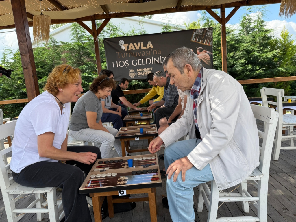 Yalova’da Tavla Tutkunları Çiçek Kafe’de Buluştu
