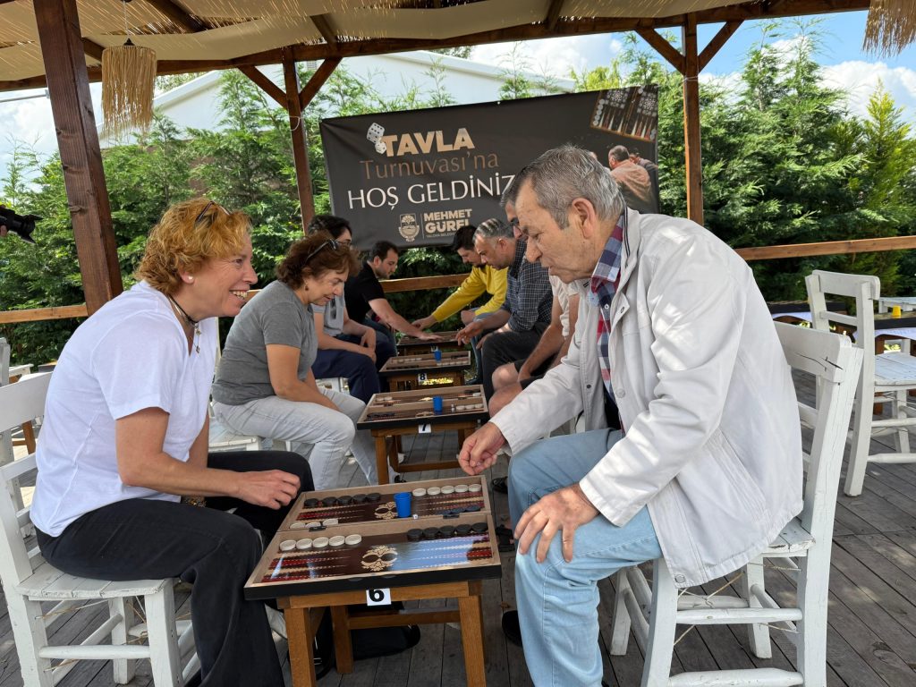 Yalova’da Tavla Tutkunları Çiçek Kafe’de Buluştu