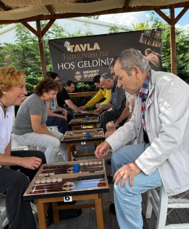 Yalova’da Tavla Tutkunları Çiçek Kafe’de Buluştu