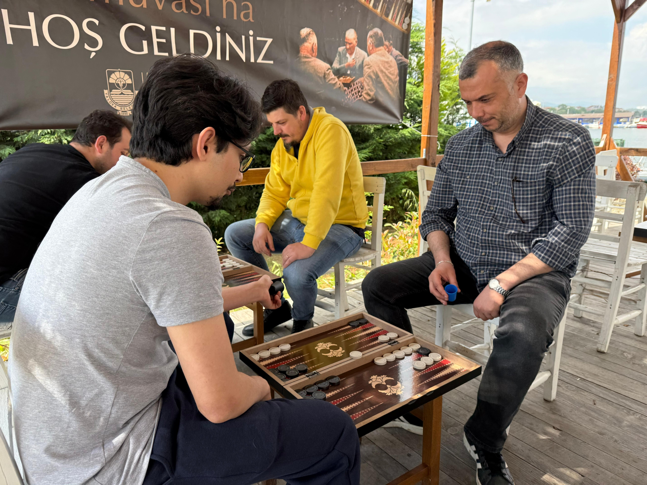 Yalova’da Tavla Tutkunları Çiçek Kafe’de Buluştu 5 Yalova’da Tavla Tutkunları Çiçek Kafe’de Buluştu