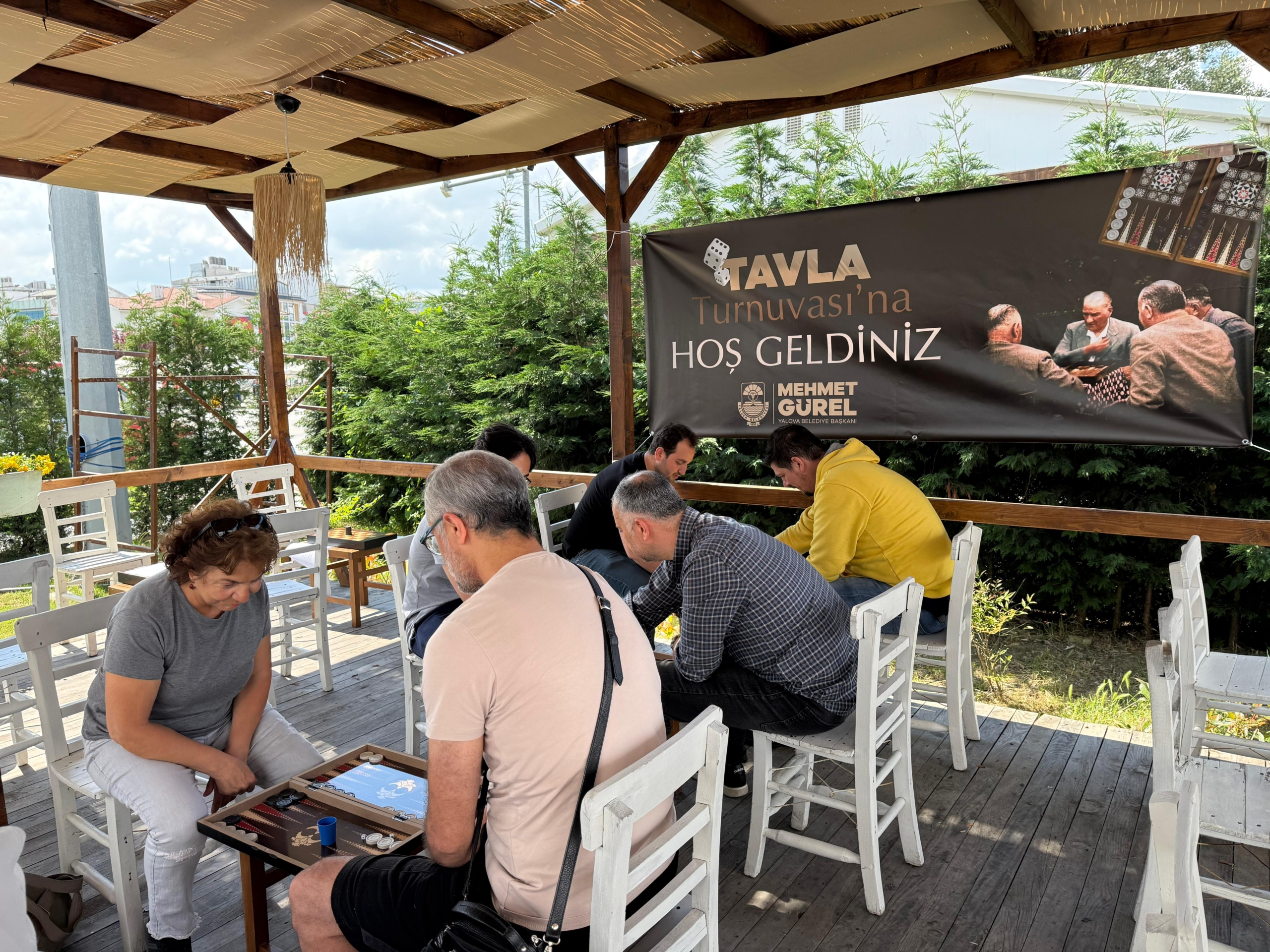 Yalova’da Tavla Tutkunları Çiçek Kafe’de Buluştu 6 Yalova’da Tavla Tutkunları Çiçek Kafe’de Buluştu
