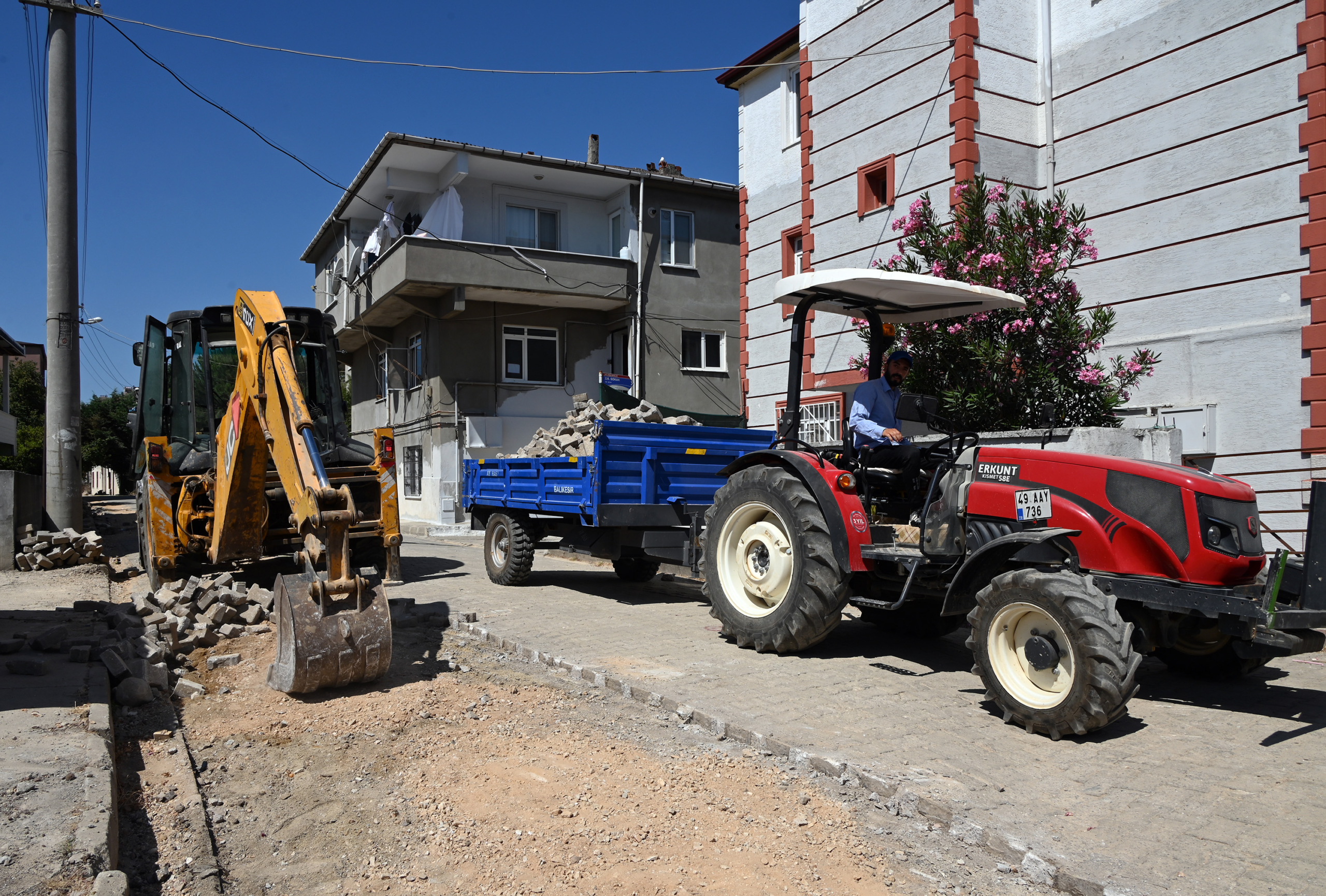 YALOVA BELEDİYESİ’NDEN RADAR CADDESİ’NDE YOL VE KALDIRIM ONARIMI