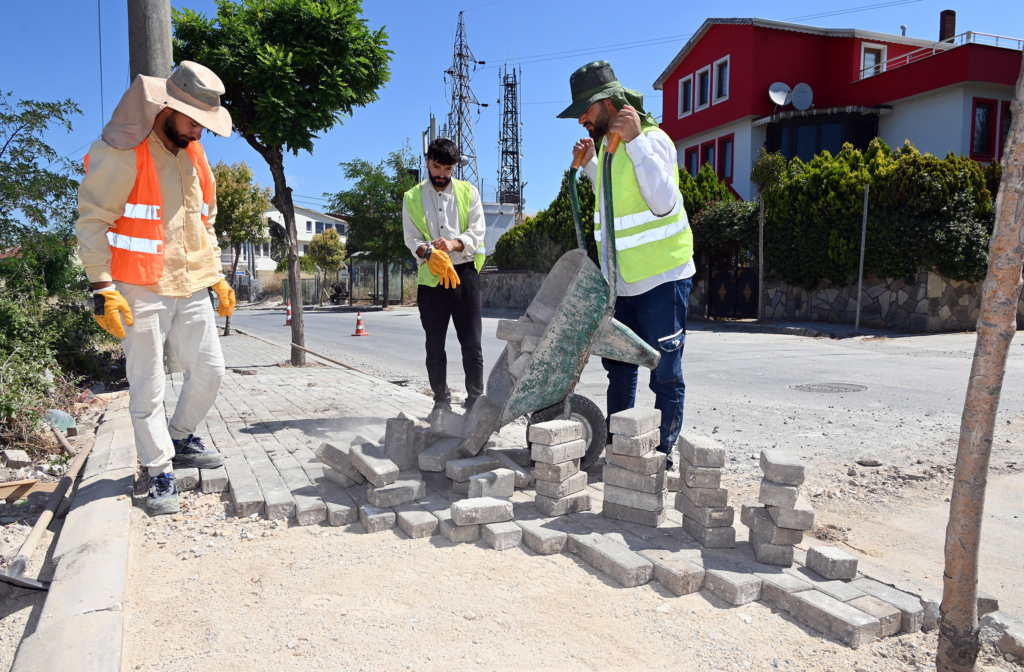 YALOVA BELEDİYESİ’NDEN RADAR CADDESİ’NDE YOL VE KALDIRIM ONARIMI