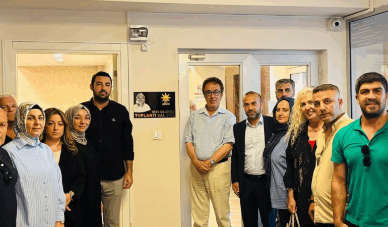 AK Parti Yalova Teşkilatından Vefa Örneği: Merhum Figen Abbasioğlu’nun İsmi Toplantı Salonuna Verildi